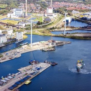 Selectieve Onttrekking IJmuiden vanuit de lucht; de pijlers staan nu nog op het Arosa Sun-terrein